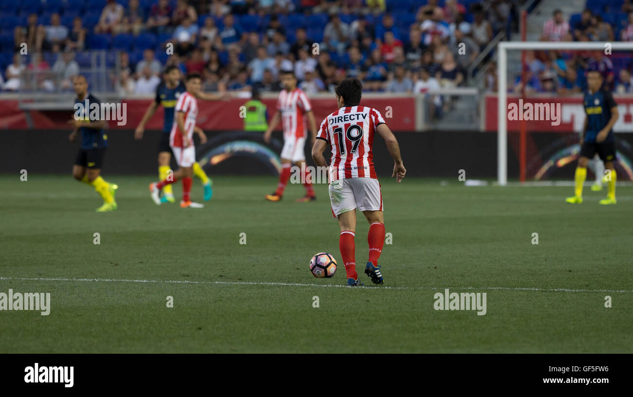 Harrison, NJ USA - Luglio 27, 2016: Brana (19) di Estudiantes controlla la sfera durante la partita amichevole tra FC Inter Milan & Estudiantes De La Plata a Red Bulls Arena si è conclusa nel tirante 1 -1 Foto Stock