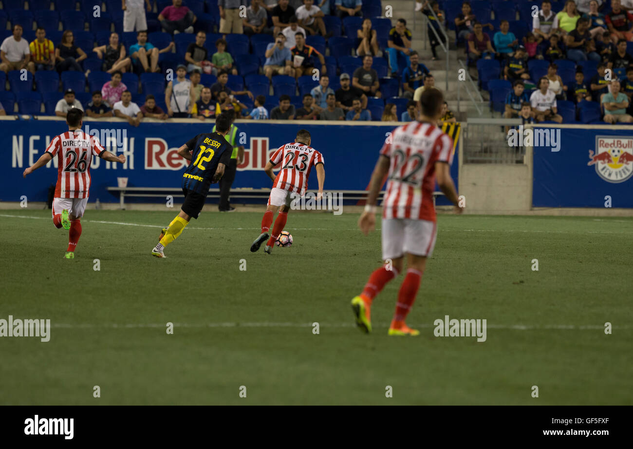 Harrison, NJ USA - Luglio 27, 2016: BARBONA (23) di Estudiantes controlla la sfera durante la partita amichevole tra FC Inter Milan & Estudiantes De La Plata a Red Bulls Arena si è conclusa nel tirante 1 -1 Foto Stock