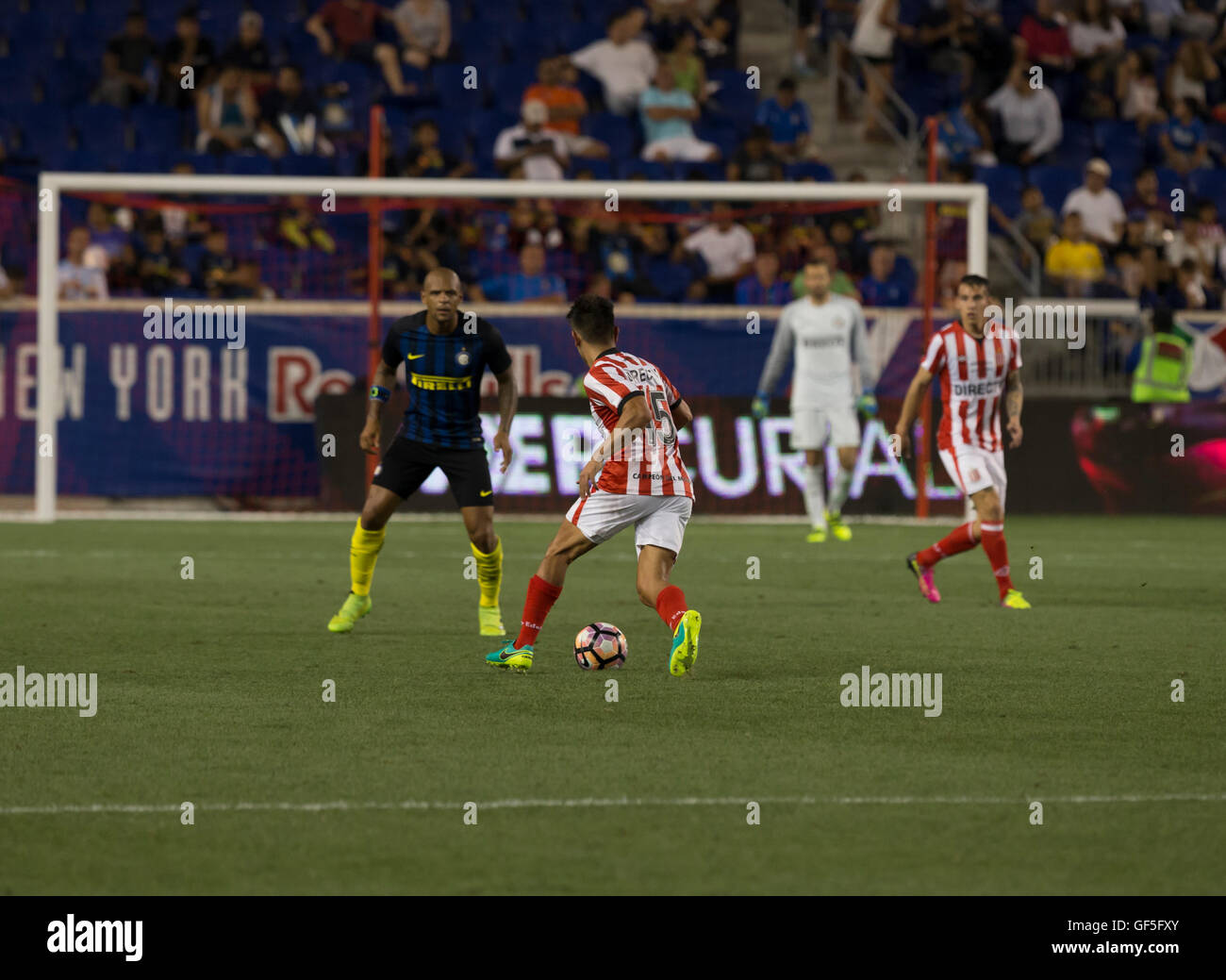Harrison, NJ USA - Luglio 27, 2016: Cavallaro (15) di Estudiantes controlla la sfera durante la partita amichevole tra FC Inter Milan & Estudiantes De La Plata a Red Bulls Arena si è conclusa nel tirante 1 -1 Foto Stock