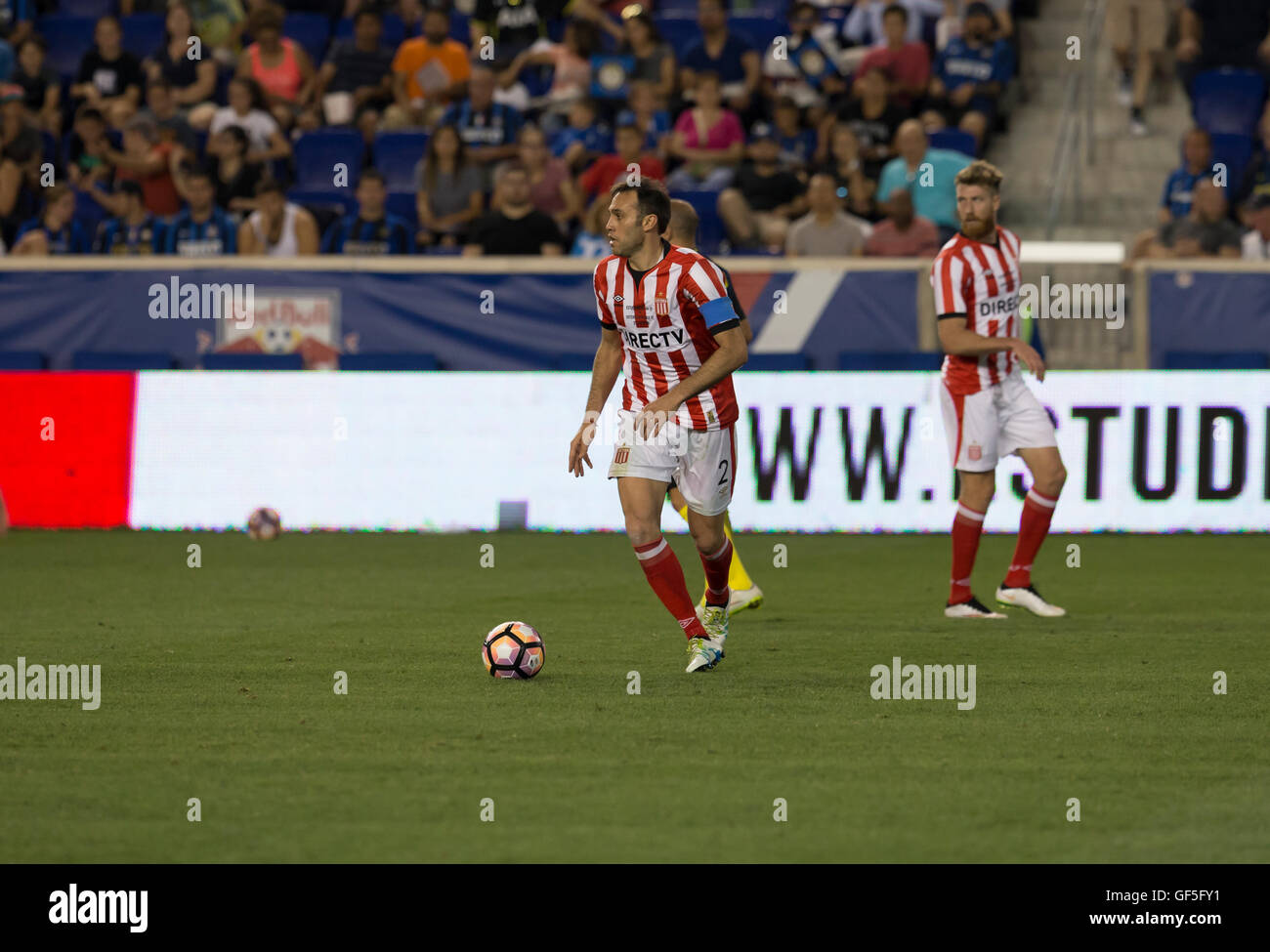 Harrison, NJ USA - Luglio 27, 2016: Desabato (2) di Estudiantes controlla la sfera durante la partita amichevole tra FC Inter Milan & Estudiantes De La Plata a Red Bulls Arena si è conclusa nel tirante 1 -1 Foto Stock