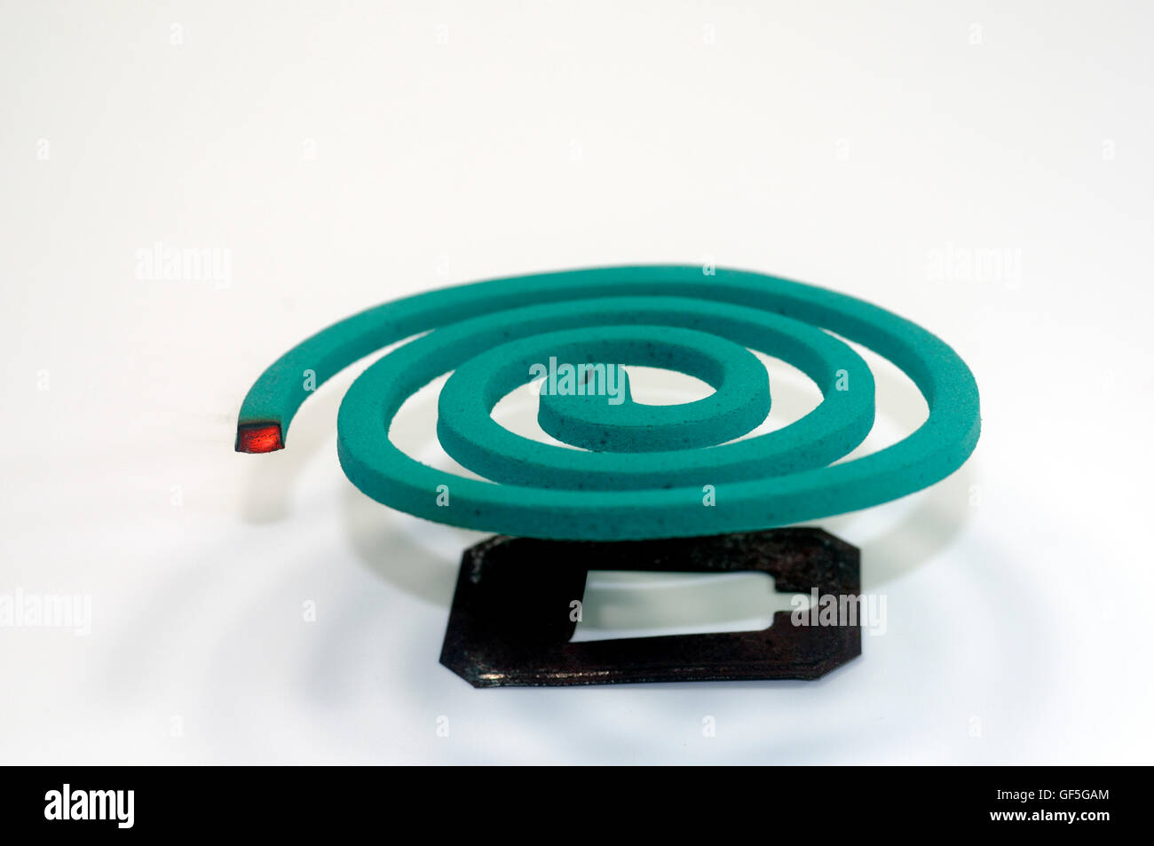 Bobina di bengala repellente per zanzare messa a fuoco selettiva su sfondo bianco Foto Stock