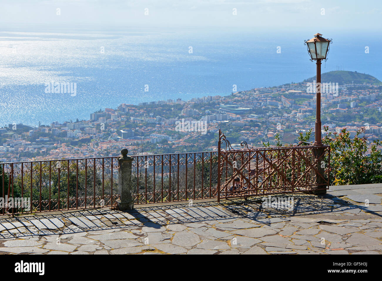 Vista della città di Funchal e dell'Oceano Atlantico dal Monte, Madeira, Portogallo Foto Stock