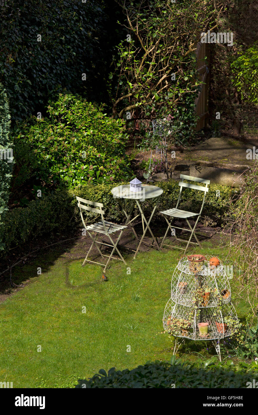 Tavolo e sedie da giardino sul prato nel Giardino Inglese Foto Stock