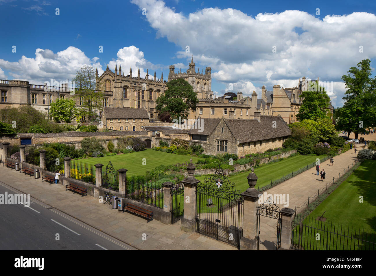 Vista del War Memorial Gardens e Christ Church College cattedrale, città universitaria di Oxford, Oxfordshire, Inghilterra Foto Stock