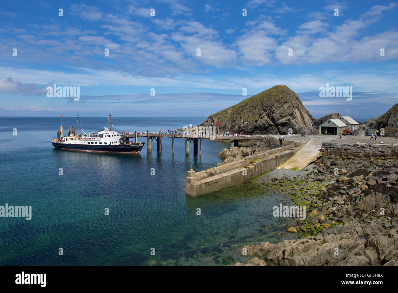 Barca al molo nel porto e costa a Lundy Island,Canale di Bristol,Devon, Inghilterra Foto Stock