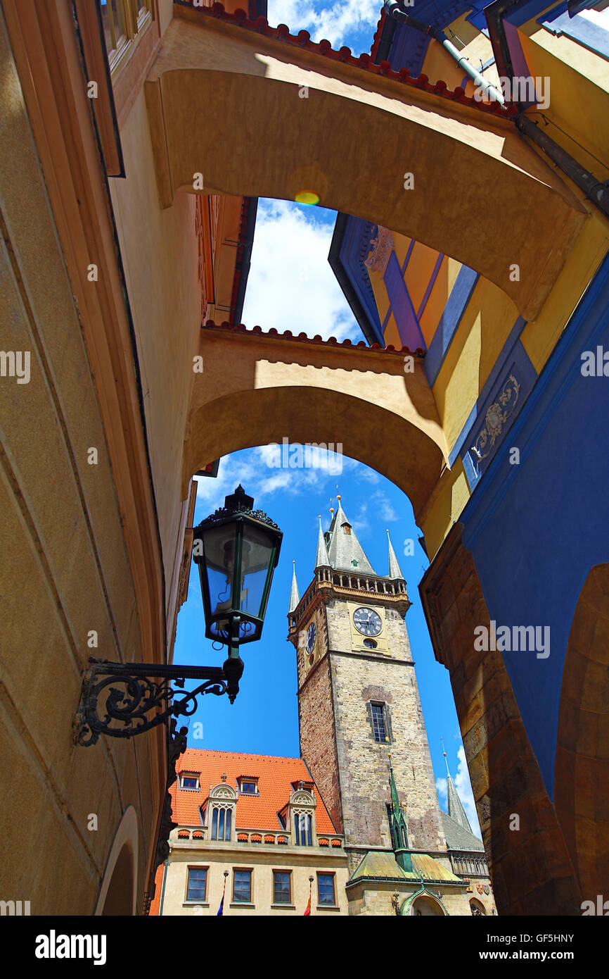 Municipio della Città vecchia torre dell orologio visto attraverso un arco all un lampione in Piazza della Città Vecchia di Praga, Repubblica Ceca Foto Stock