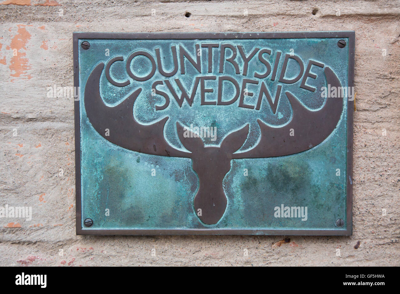 Vadstena Svezia 26 luglio 2016. Segnale a parete con testa di alce e corna, e testo campagna in Svezia. Foto Stock