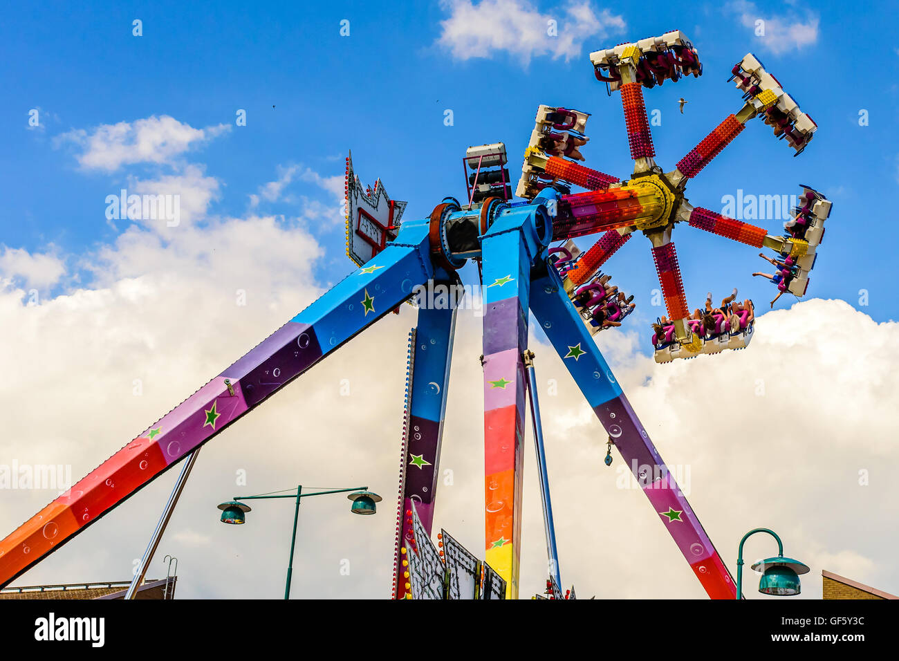 Ronneby, Svezia - Luglio 9, 2016: Grande Mercato pubblico giornata in città. Le persone aventi il divertimento in un pendolo di filatura ride in aria in alto. Foto Stock