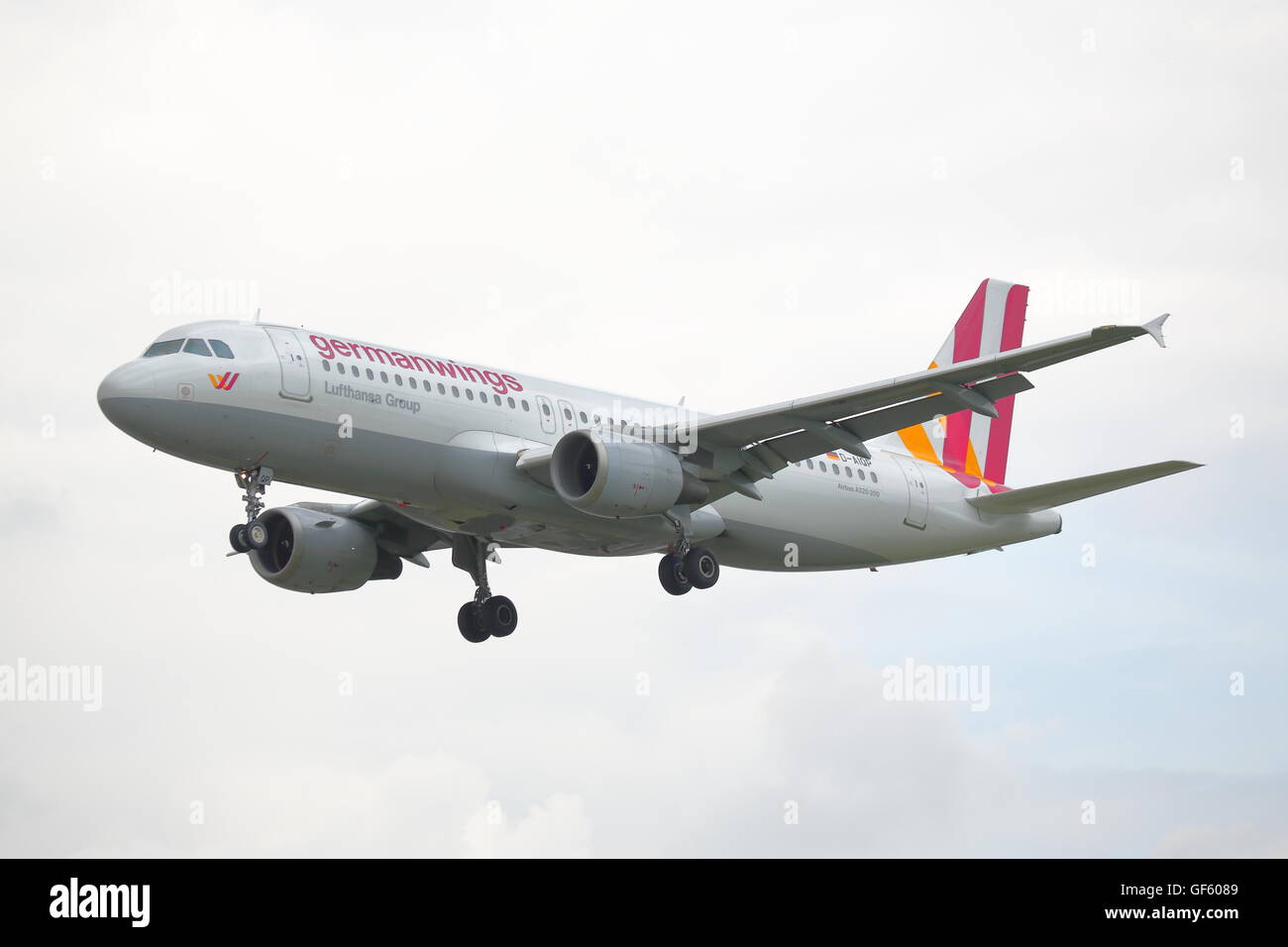 Germanwings Airbus A320 D-AIQP atterraggio all'Aeroporto Heathrow di Londra, Regno Unito Foto Stock