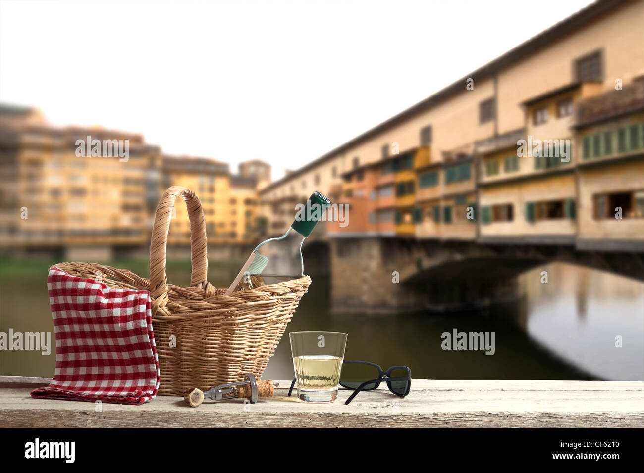 Picnic di fronte al famoso Ponte Vecchio a Firenze Foto Stock