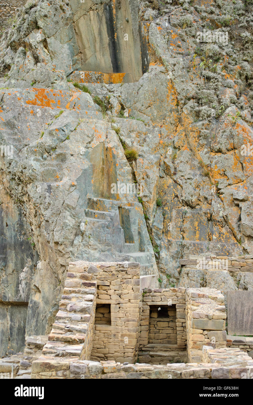 Della pietra che intaglia presso le rovine di Ollantaytambo Foto Stock