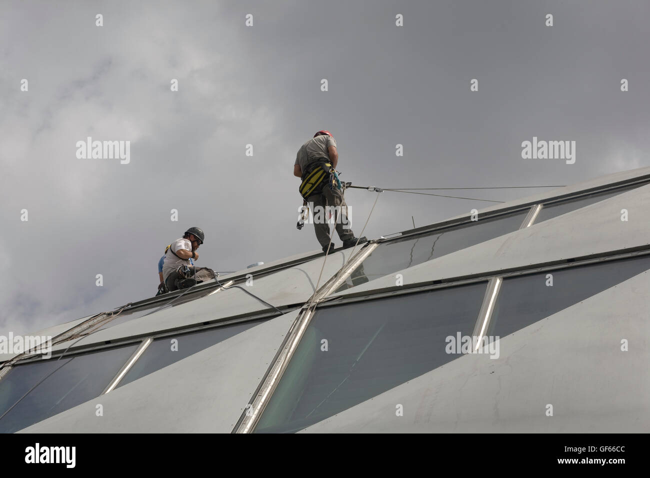 Lavoratori con cavi di sicurezza sul tetto della nuova galleria di Budapest Foto Stock