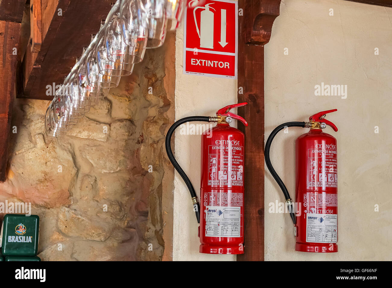 Estintori in cafe, un mezzo per combattere gli incendi. Foto Stock