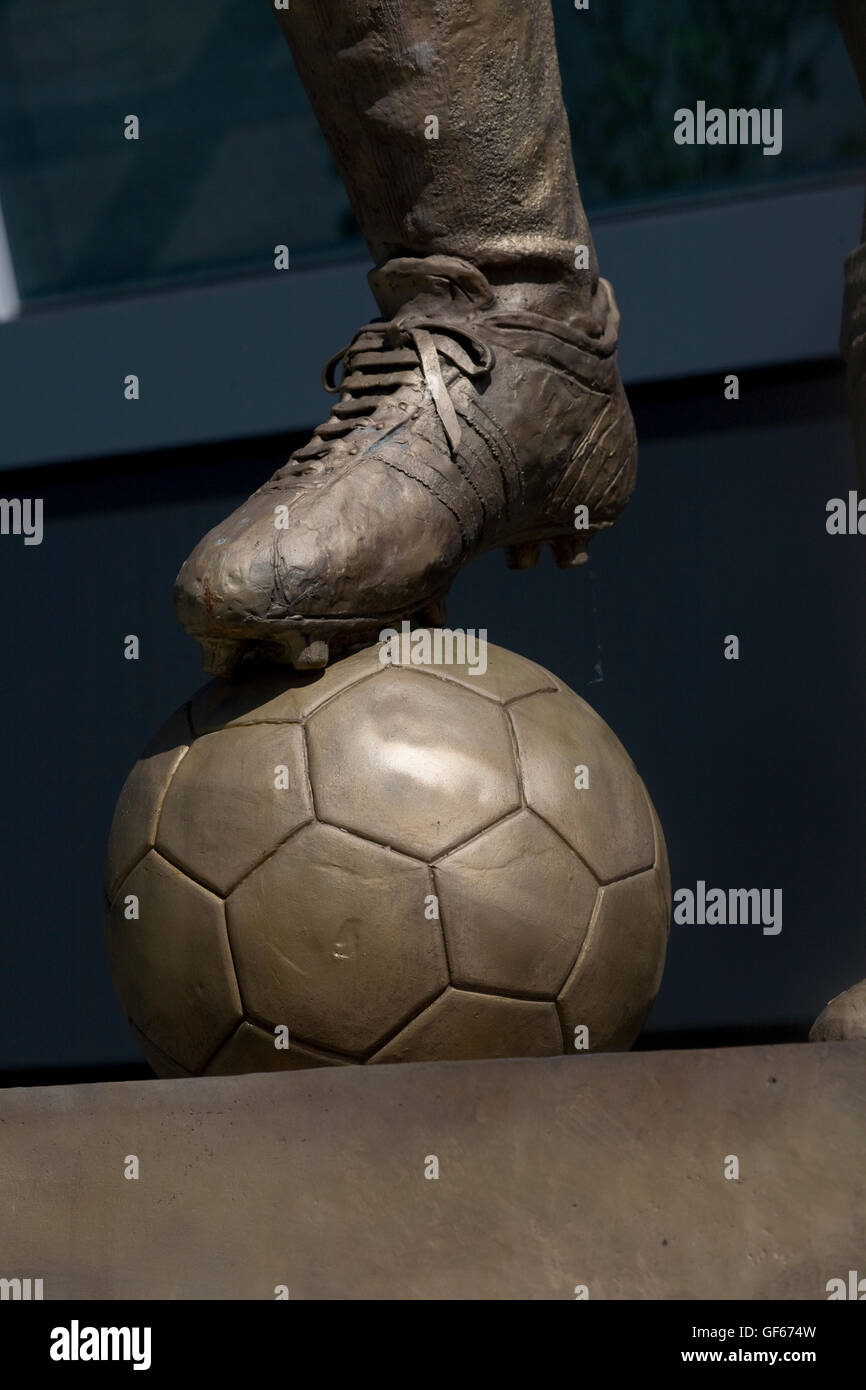 Boot e la squadra di calcio di Albert Florian statua fuori Groupama Arena Foto Stock