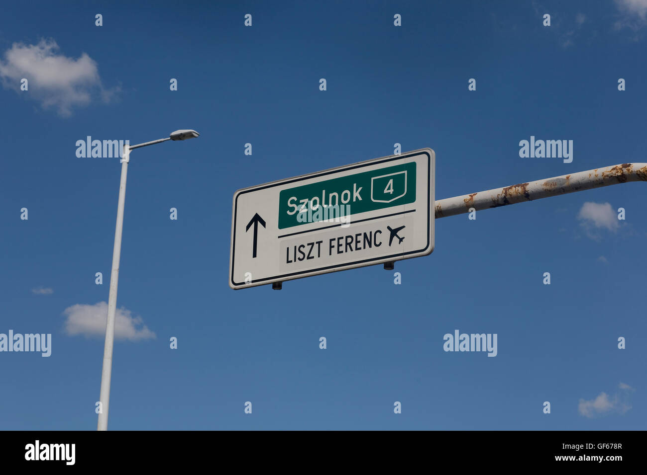 Cartello per aeroporto e Szolnok a Nepliget Foto Stock