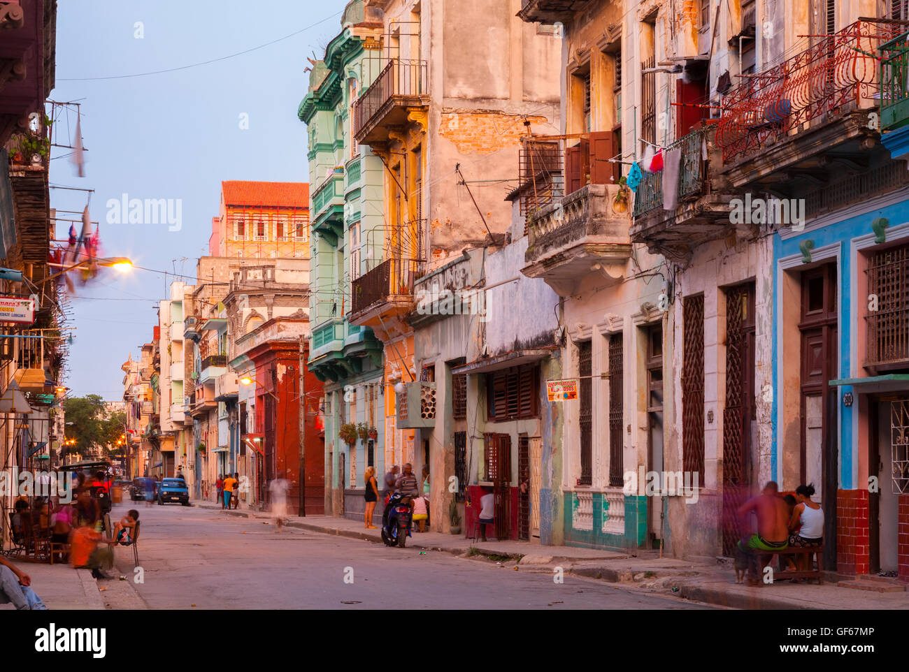 Una strada nel Centro Habana al crepuscolo. L'Avana, Cuba. Foto Stock