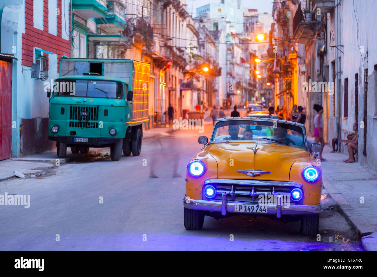 Un classico americano auto a notte nel Centro Habana al crepuscolo. L'Avana, Cuba. Foto Stock