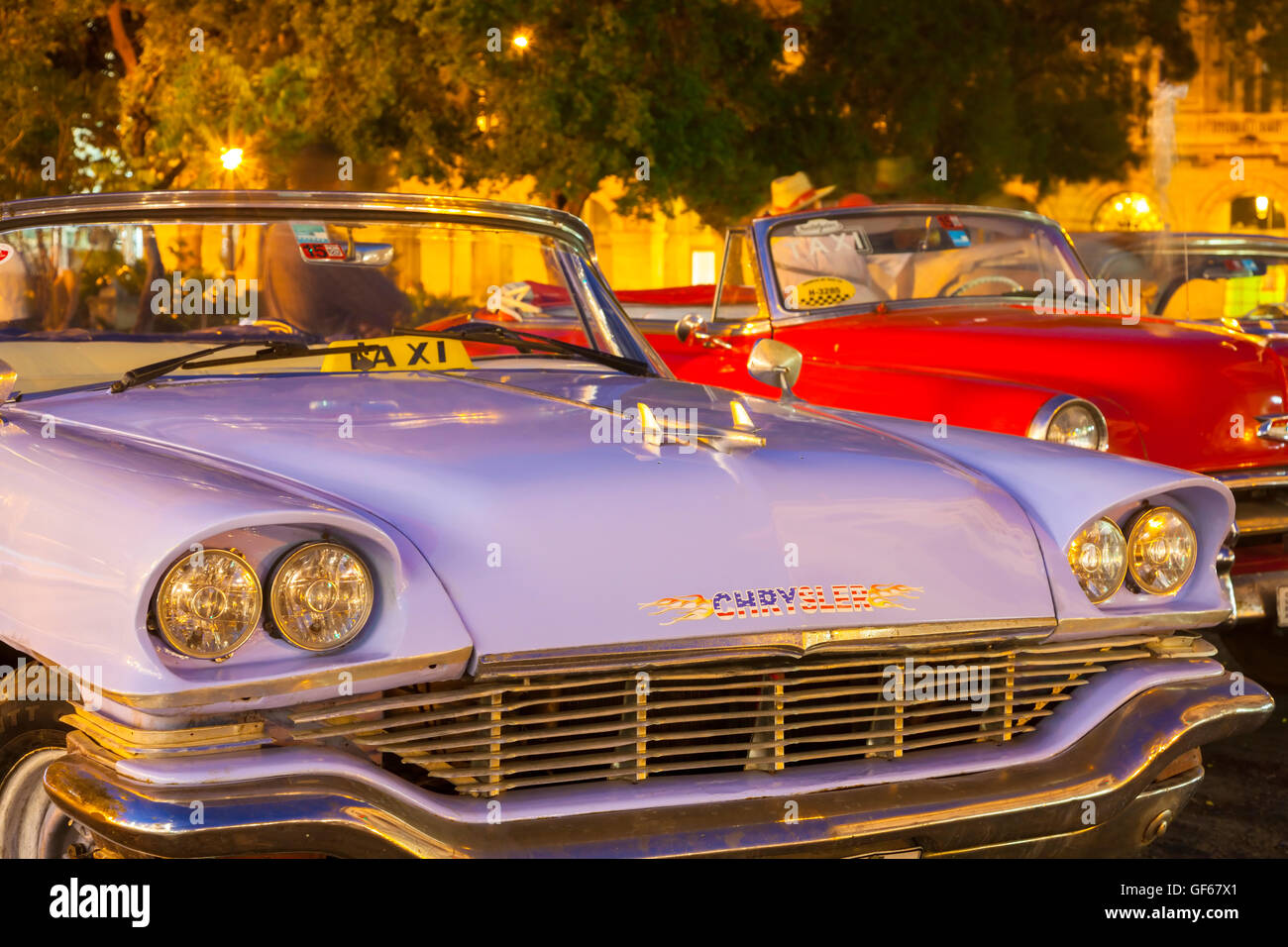 Classic American Cars di notte a L'Avana Vecchia al crepuscolo. L'Avana, Cuba. Foto Stock