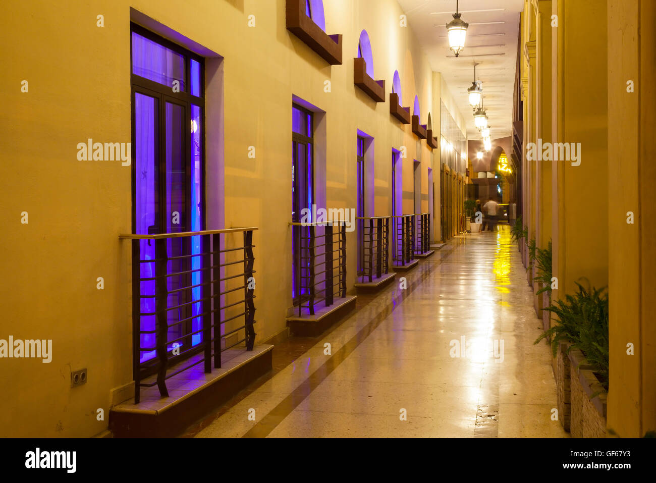 Un passaggio esterno presso l'Iberostar Parque Central Hotel. L'Avana, Cuba. Foto Stock