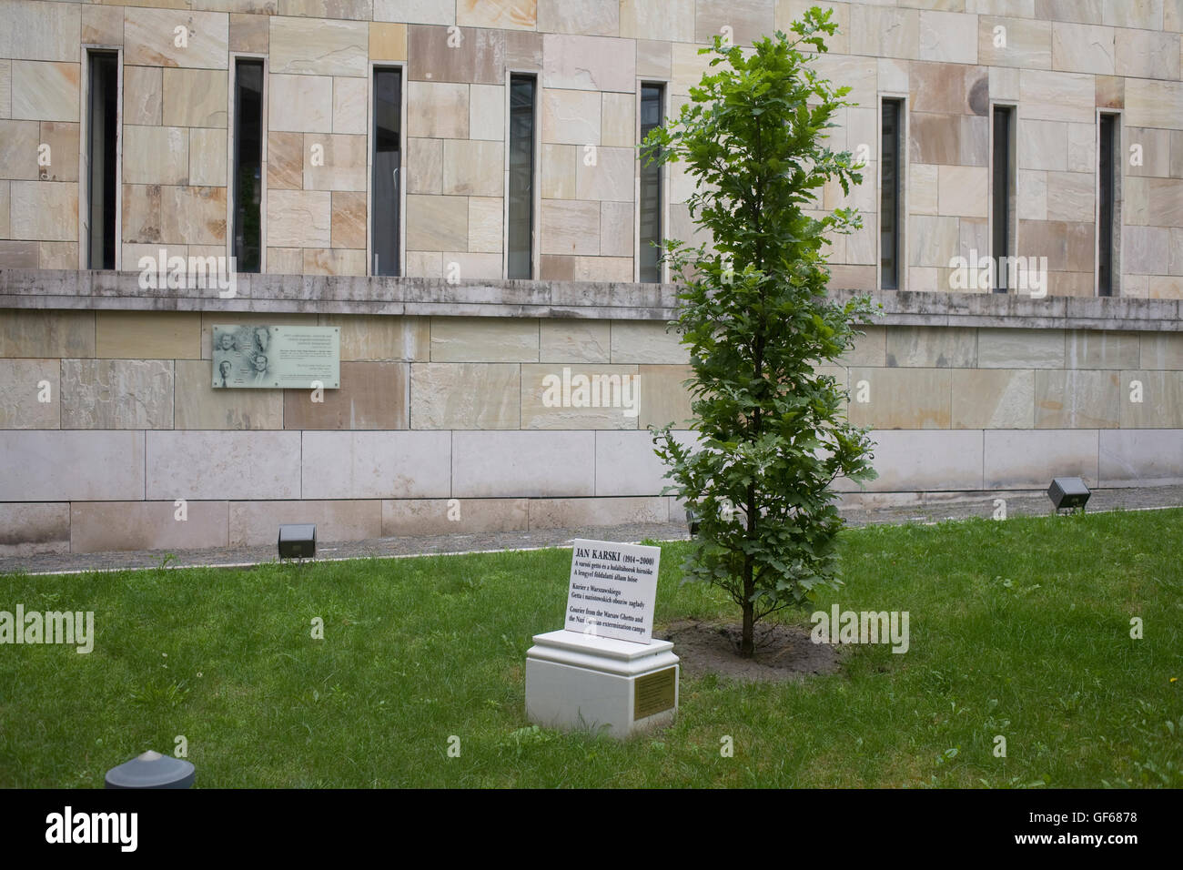 Cortile del Museo commemorativo di Holocaust con albero piantato in memoria di Jan Karski Foto Stock