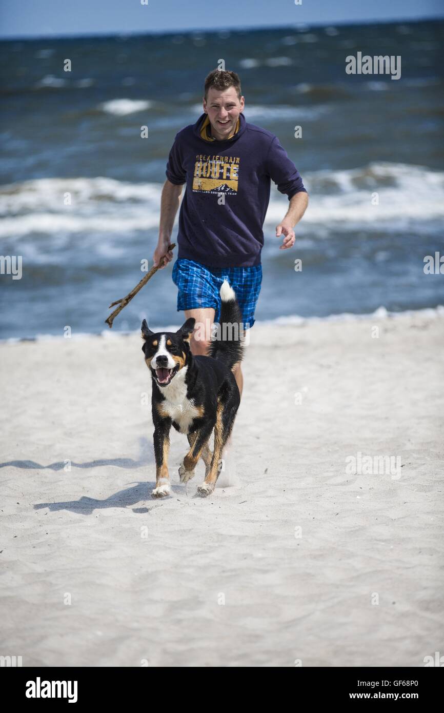 Uomo e Cane Da Montagna Dei Pirenei Foto Stock