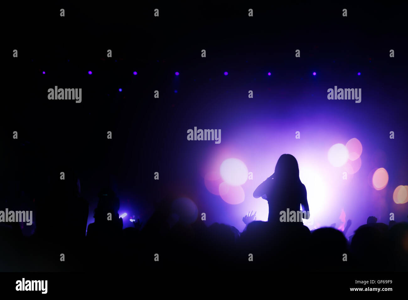 Chi ama divertirsi a un concerto e godersi musica dal vivo Foto Stock