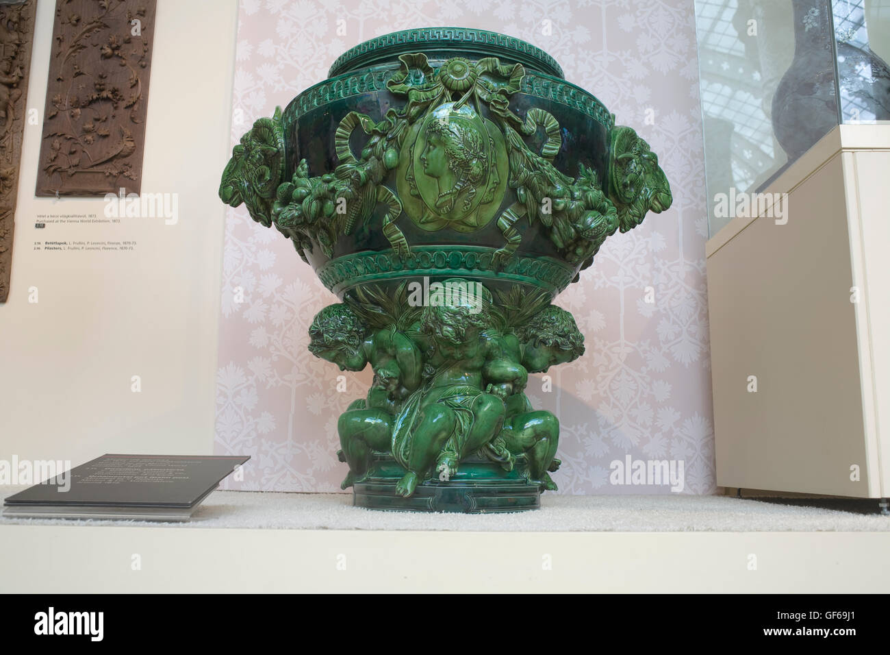 Il verde ornamentale pot palm nel Museo di Arti Applicate Foto Stock