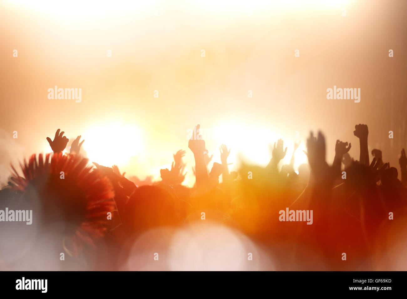 Chi ama divertirsi a un concerto e godersi musica dal vivo Foto Stock