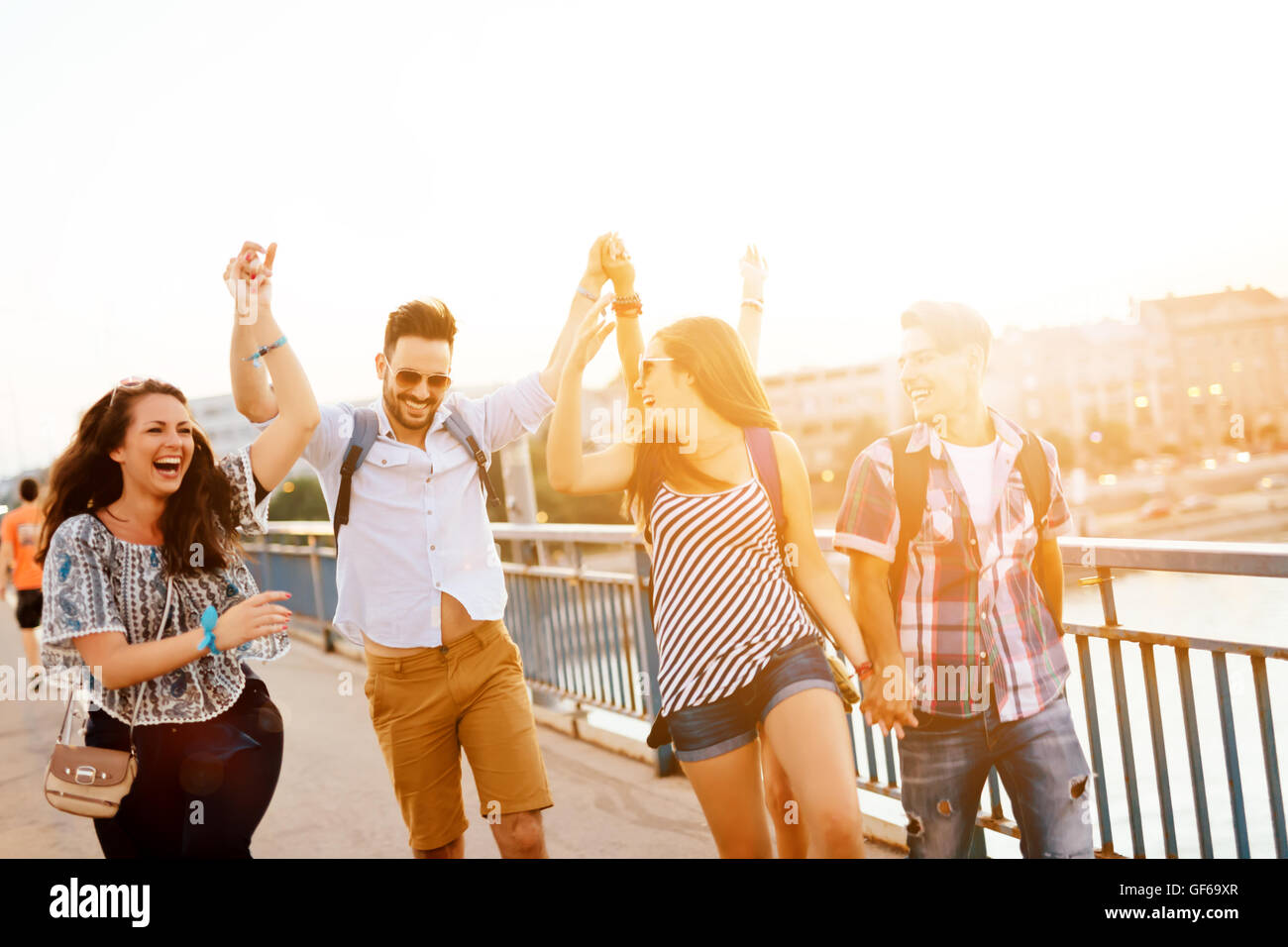 Giovani energico gruppo di persone aventi il divertimento in città Foto Stock