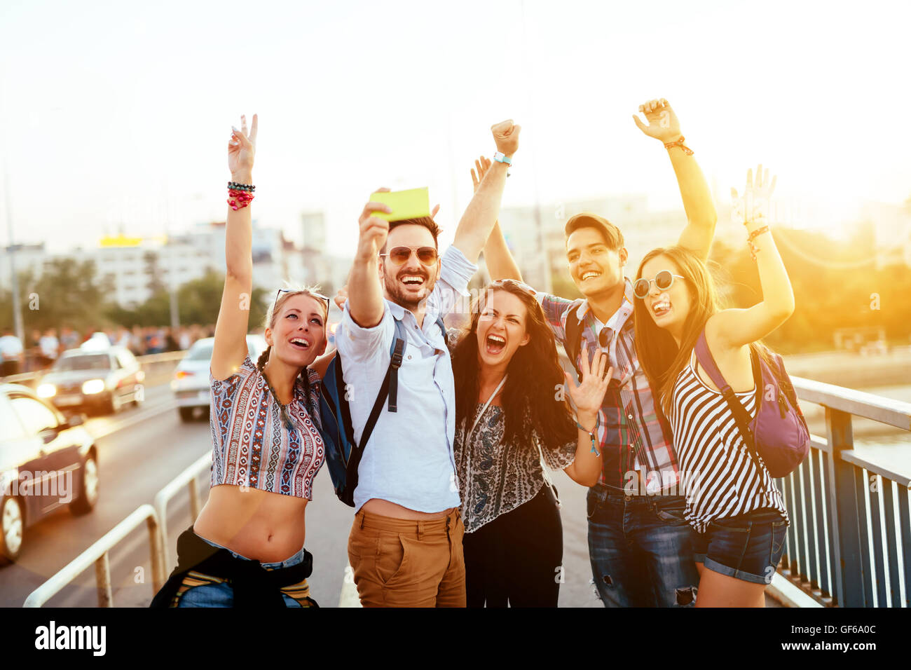 Felice giovani prendendo selfies in città Foto Stock