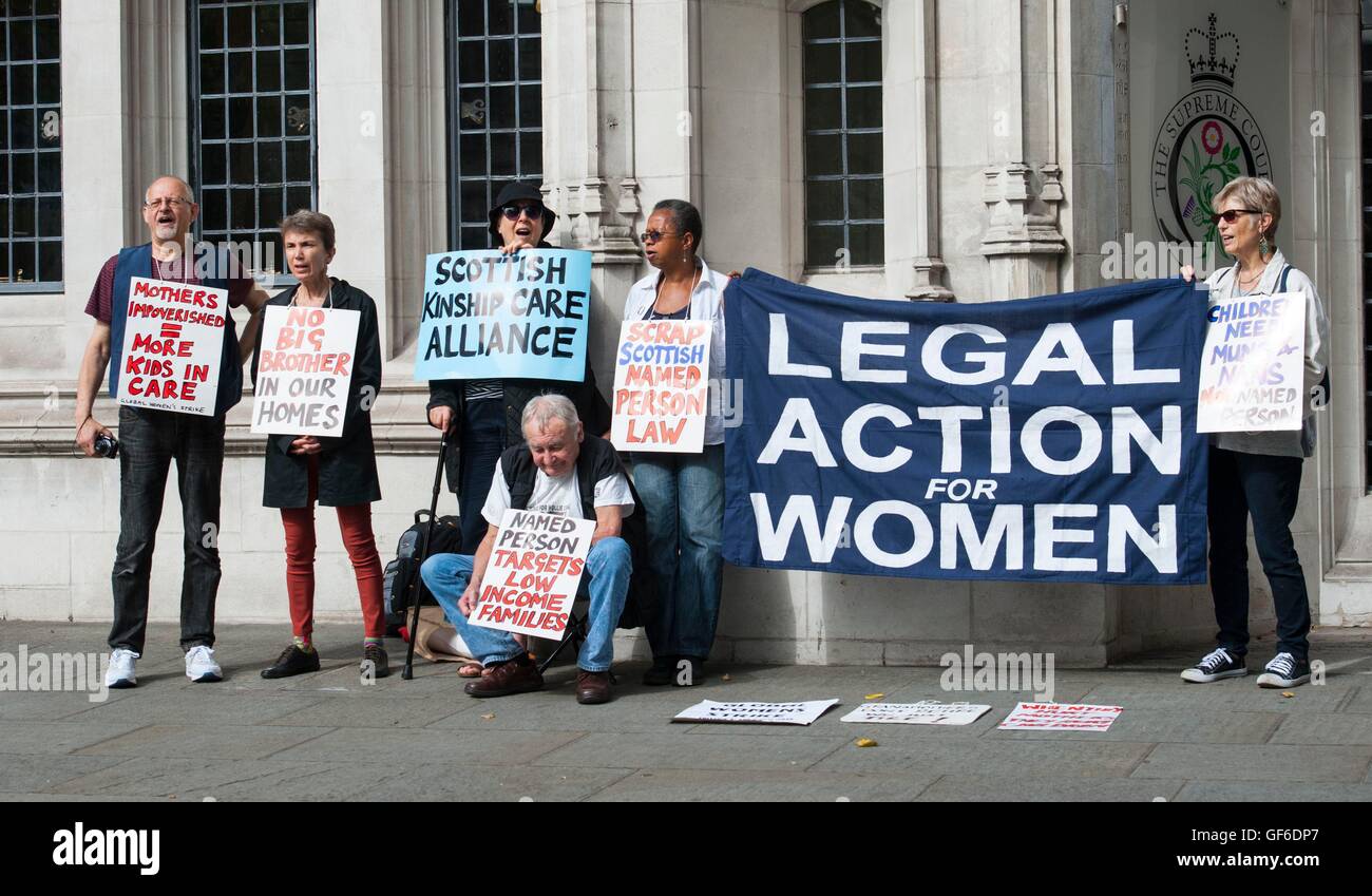 I manifestanti stand al di fuori della Corte suprema di Londra dopo che la giuria si è pronunciata contro il governo scozzese è denominato schema di persona. Foto Stock