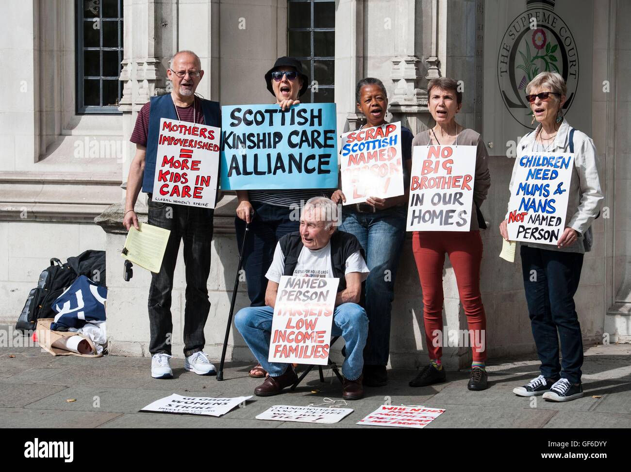 I manifestanti stand al di fuori della Corte suprema di Londra dopo che la giuria si è pronunciata contro il governo scozzese è denominato schema di persona. Foto Stock