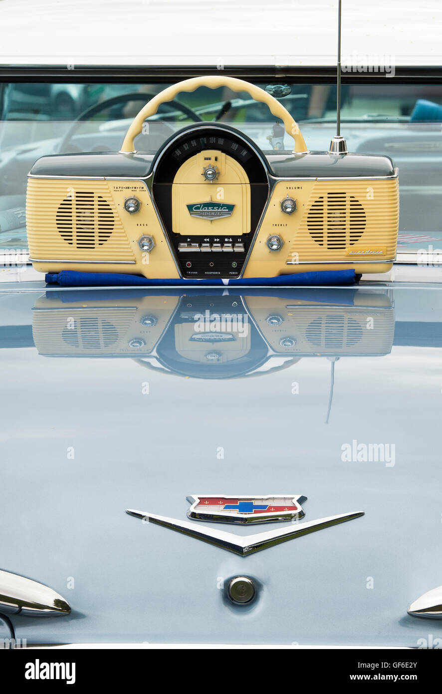 In stile vintage Cicena Classic overdrive radio sul retro di un american automobile Cadillac Foto Stock