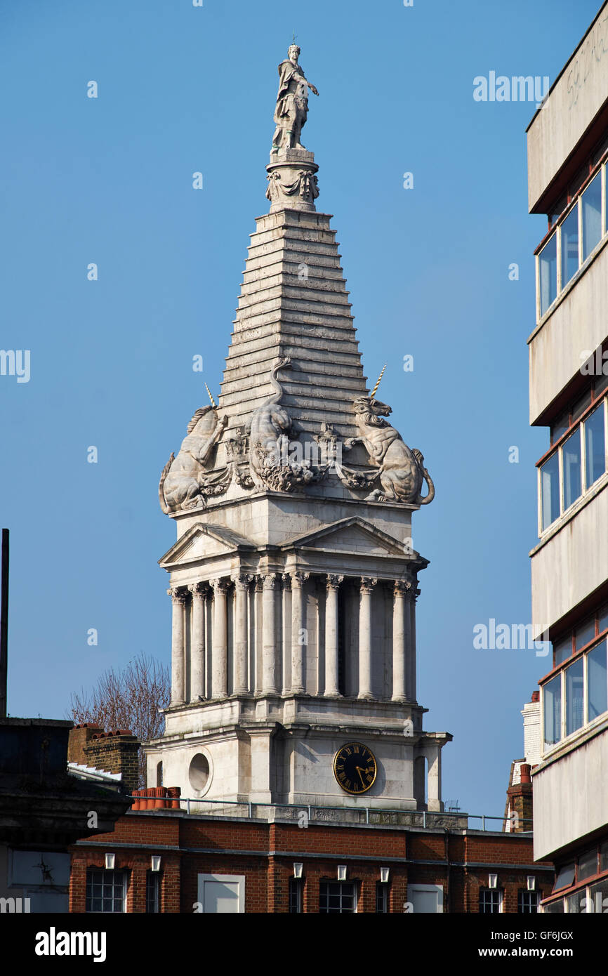 St George Bloomsbury, steeple con statua di George Mi sono vestito come un imperatore romano; da Nicholas Hawksmoor, consacrata 1731. Foto Stock