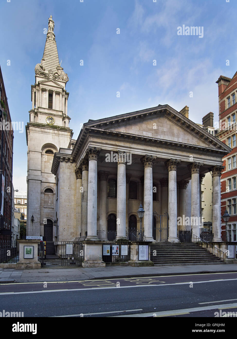 St George Bloomsbury sud frontale; da Nicholas Hawksmoor, consacrata 1731. Foto Stock
