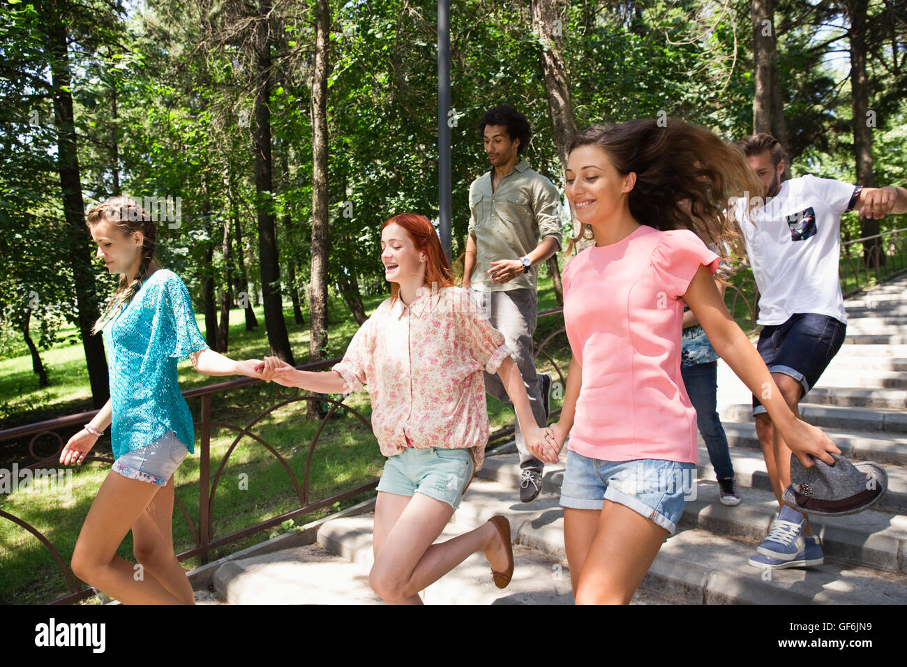 Gli amici si sta spostando verso il basso le scale. Foto Stock
