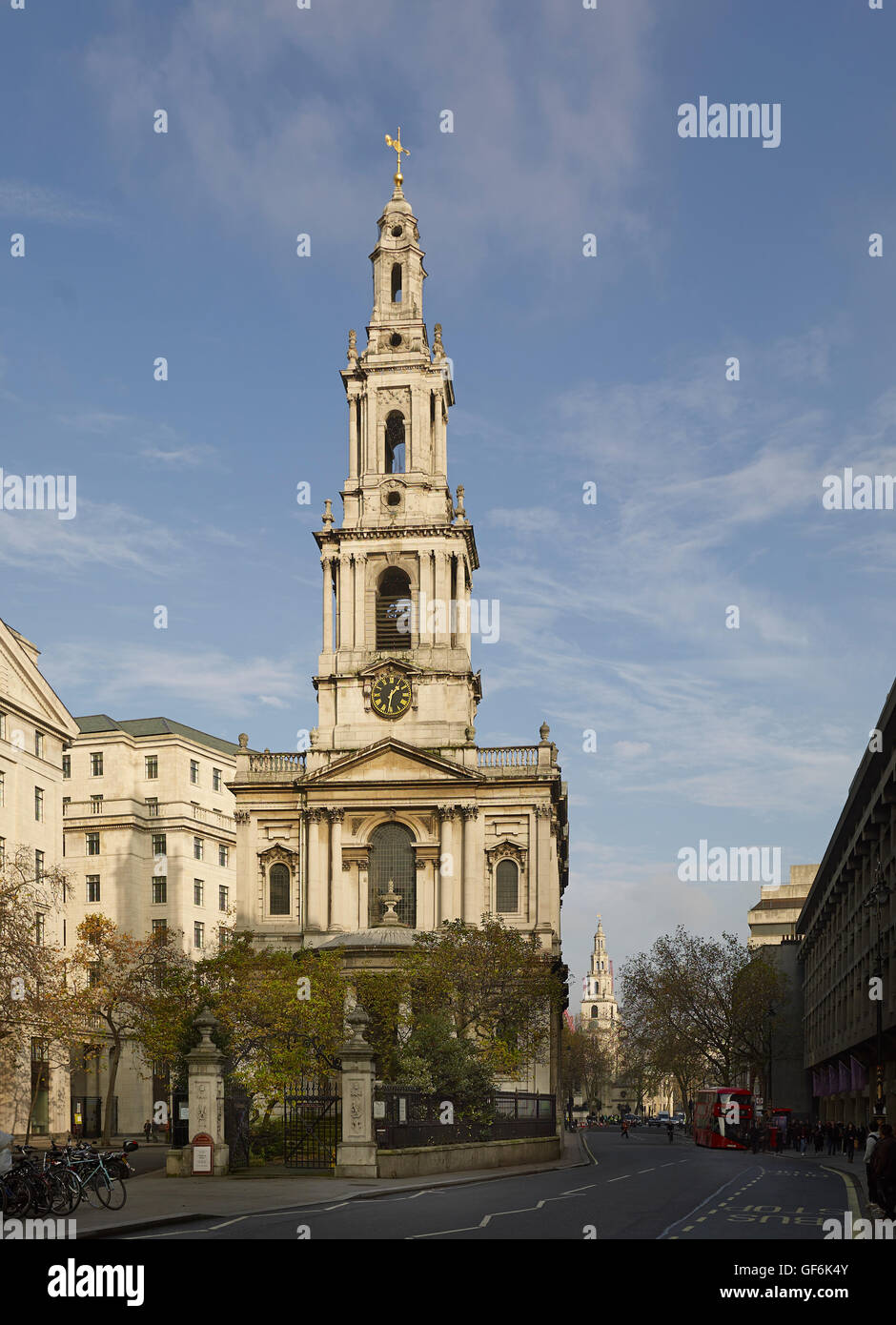 St Mary-le-Strand, Londra. Da ovest; da James Gibbs 1714-1717. Foto Stock