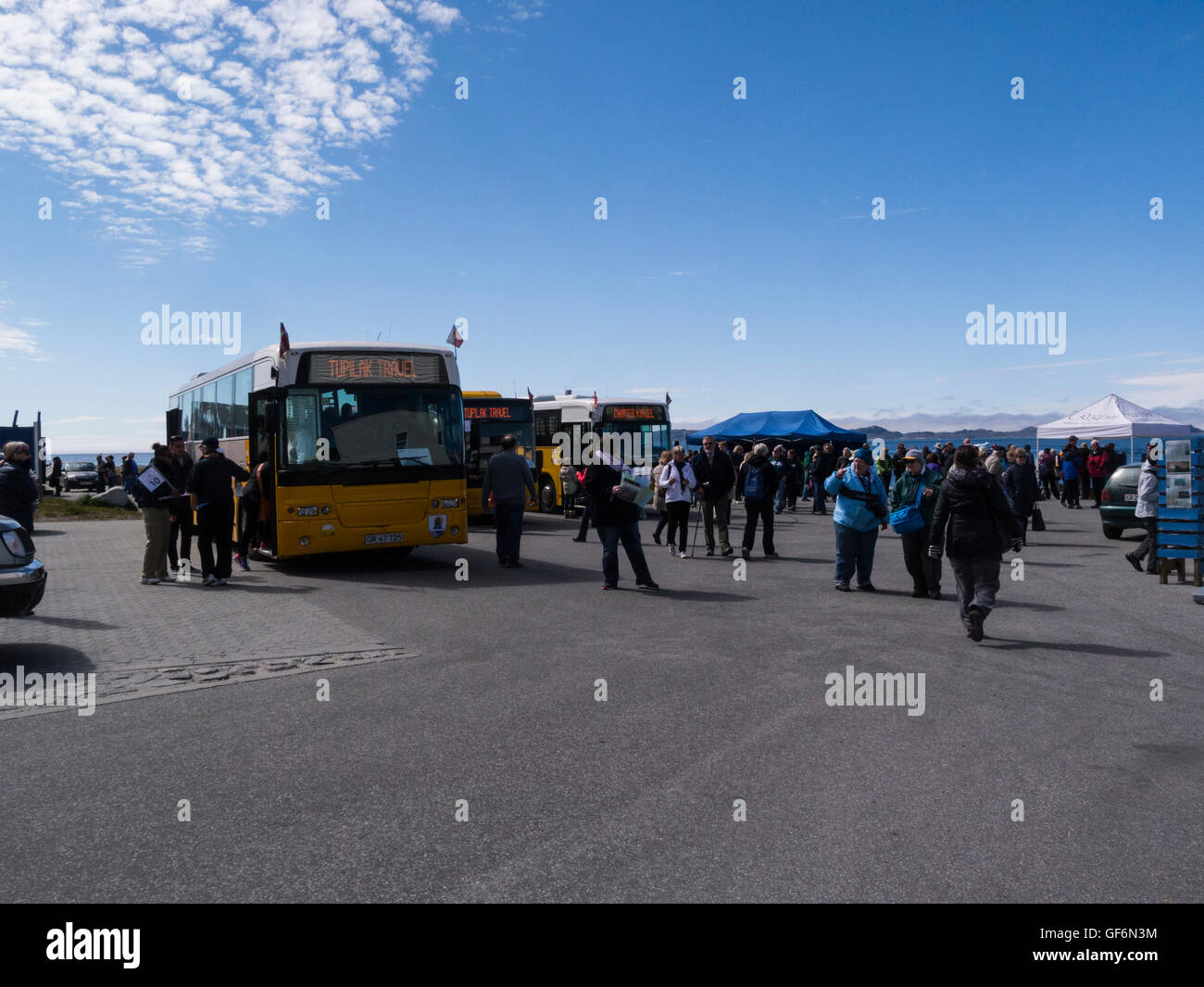 I turisti dalla nave da crociera Nuuk salire a bordo degli autobus per la Groenlandia Tour culturale nel paese più grande centro culturale ed economico Foto Stock