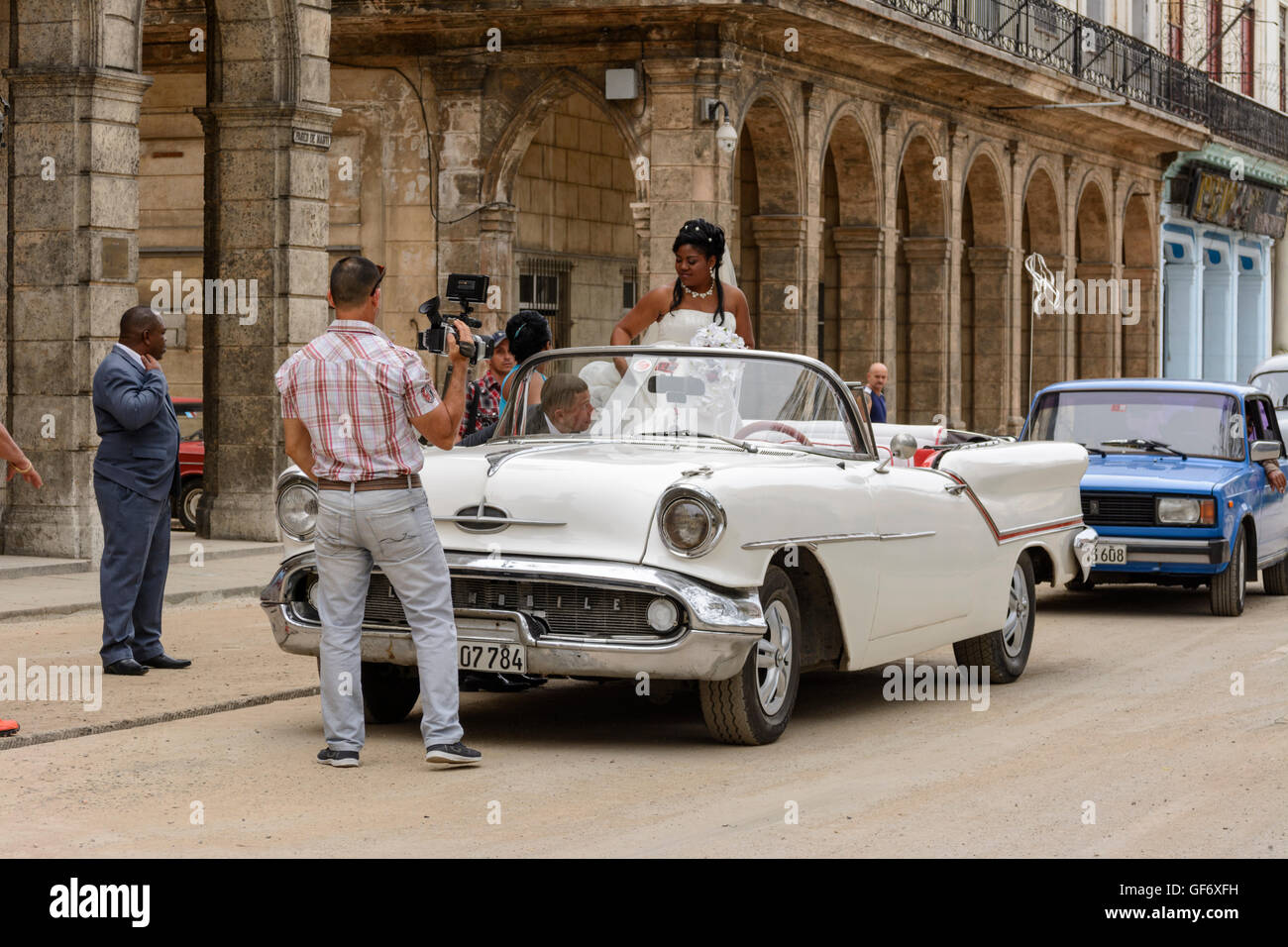 Novelli sposi celebrare il loro matrimonio con un tour di La Habana in una sommità aperta classic car, Paseo de Marti (Prado), Old Havana, Cuba Foto Stock