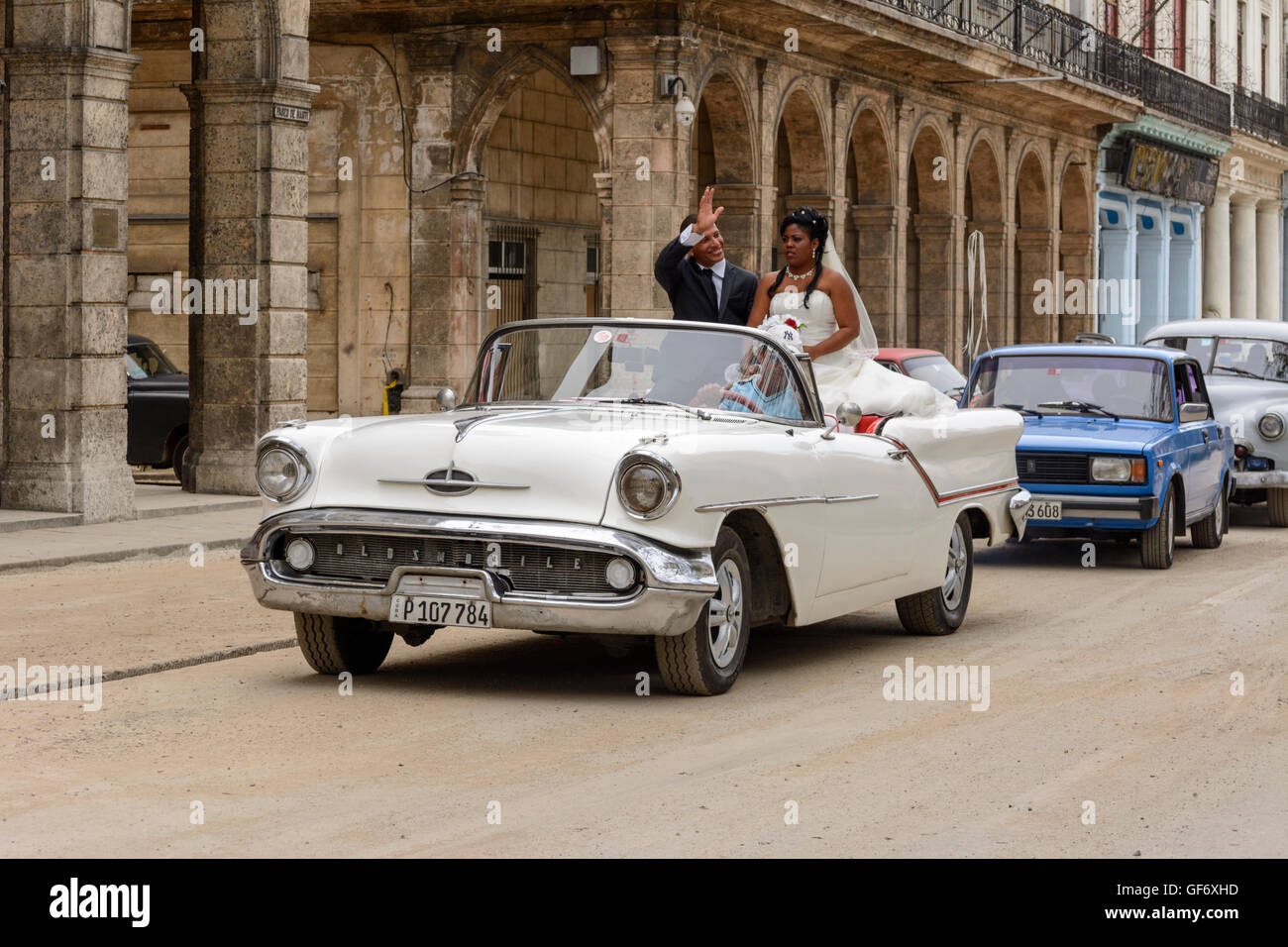 Novelli sposi celebrare il loro matrimonio con un tour di La Habana in una sommità aperta classic car, Paseo de Marti (Prado), Old Havana, Cuba Foto Stock