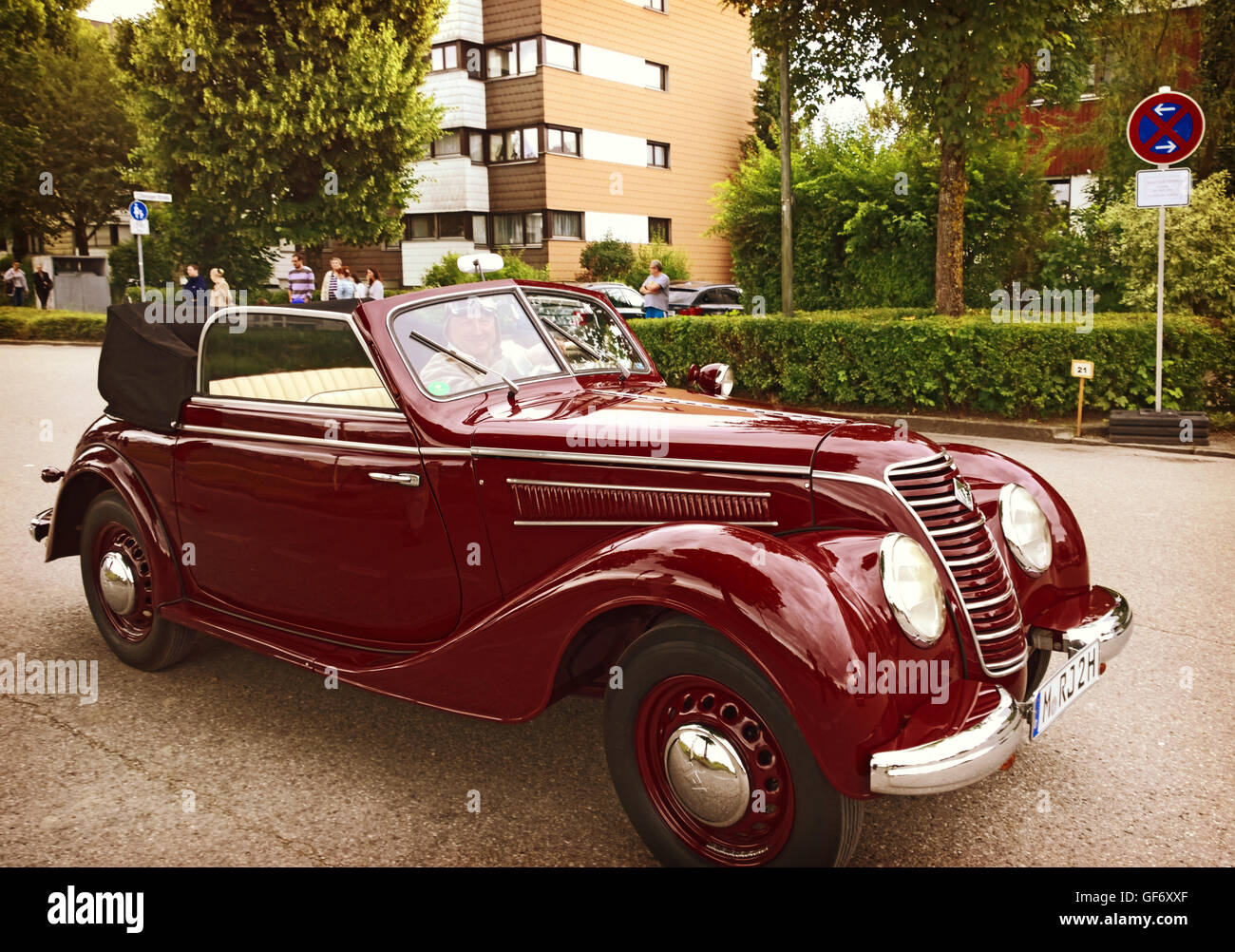 A Garching, Germania - Rosso porpora antico lucido IFA 2 porte cabriolet prodotta in Germania est negli anni 1949-1956 Foto Stock