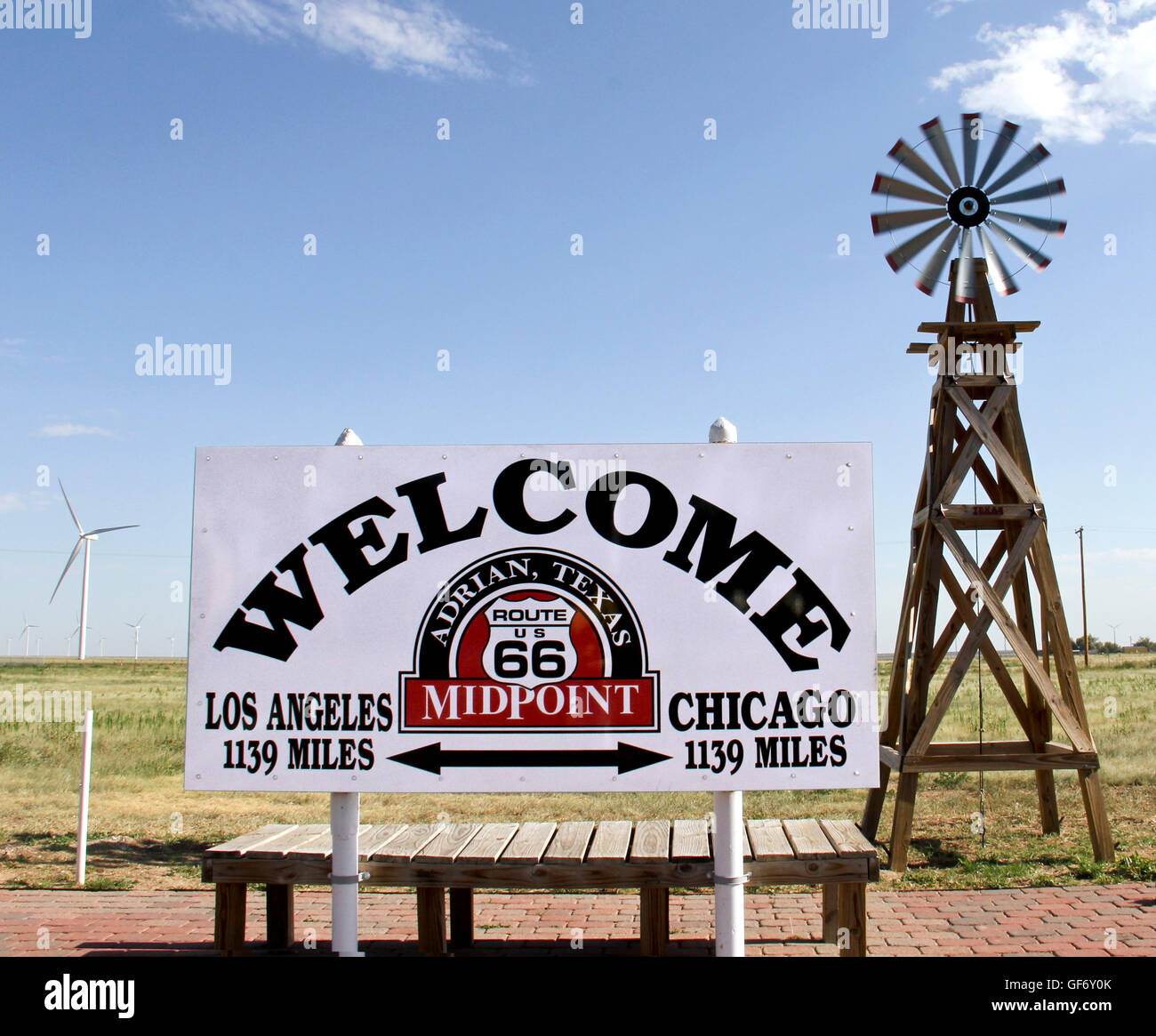 La storica Route 66 segno indicante il punto mediano tra Los Angeles e Chicago Foto Stock