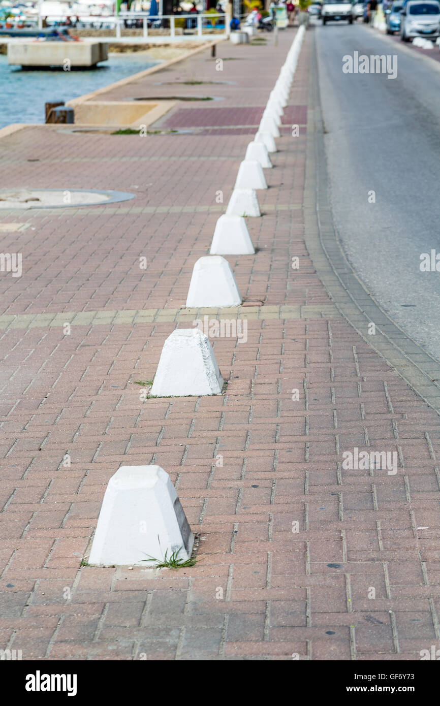 Le barriere in calcestruzzo su Strada sul marciapiede in Bonaire Foto Stock