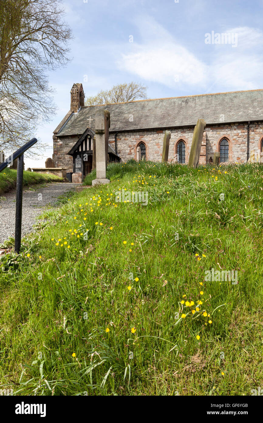 St Marys chiesa nel villaggio di Beaumont, Cumbria Regno Unito - che ha costruito la struttura di pietre dalla parete di Adriano che andava oltre il sito. Foto Stock