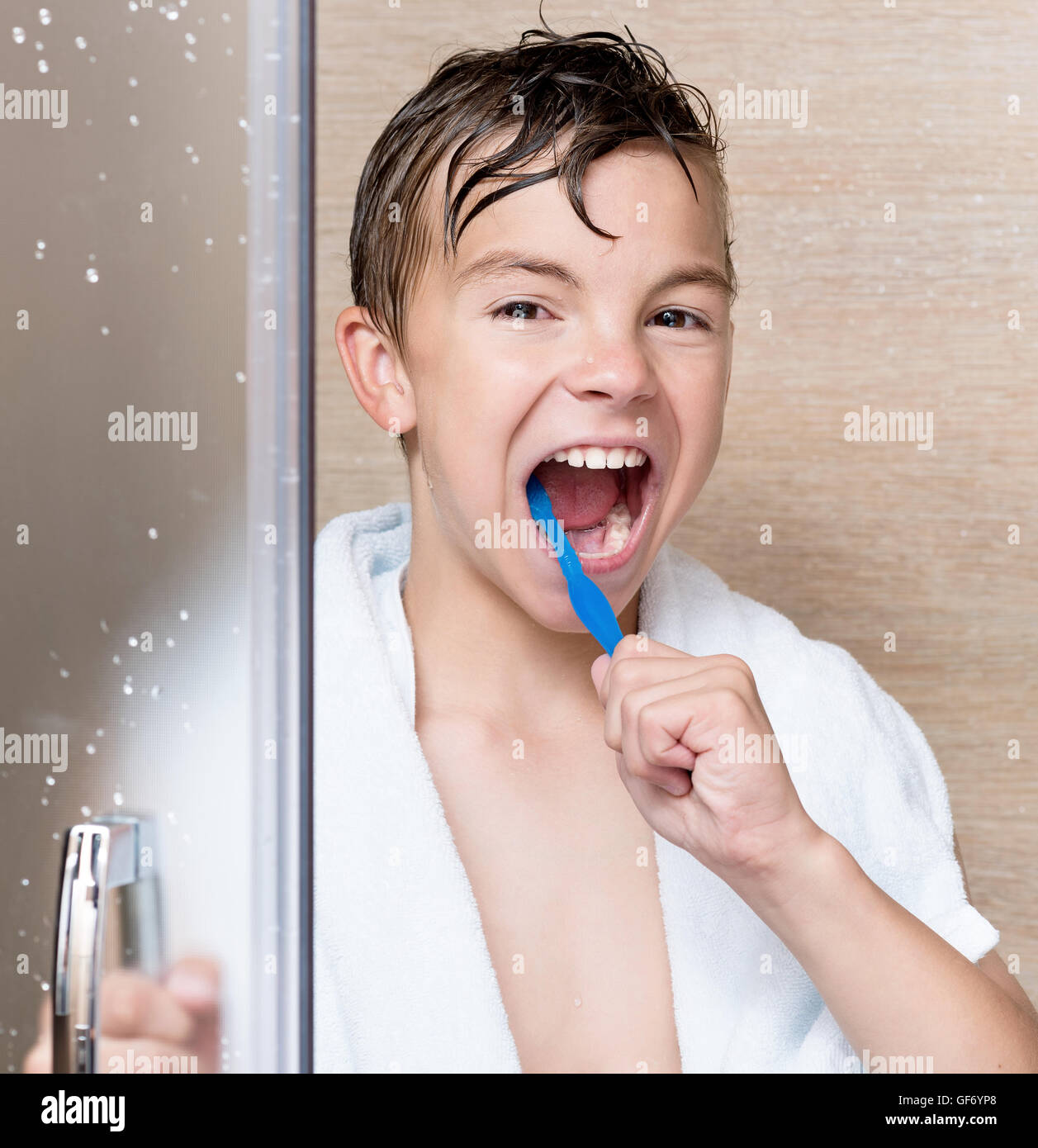 Teen boy spazzolatura dei denti Foto Stock