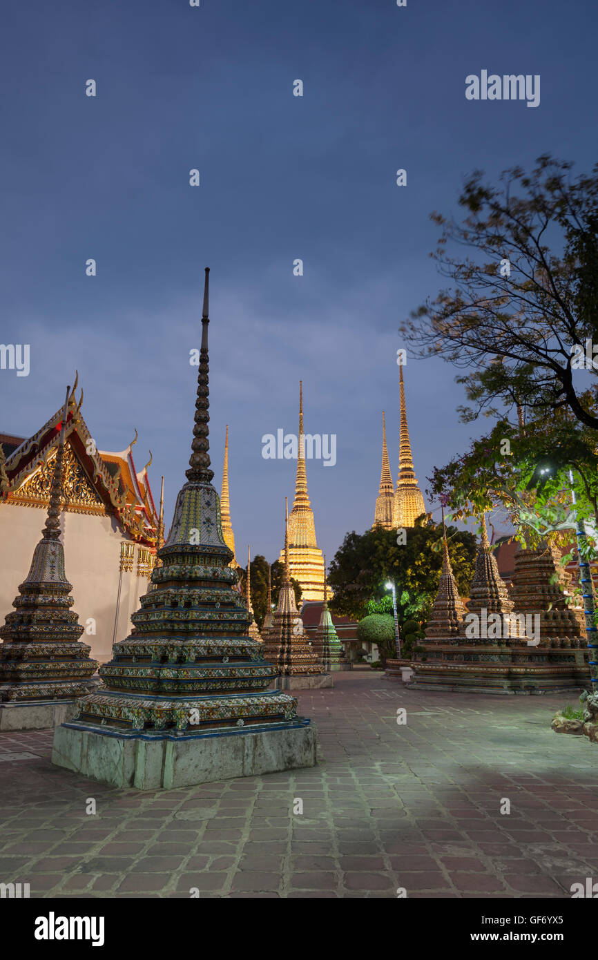 Wat Po di notte, Bangkok, Thailandia Foto Stock