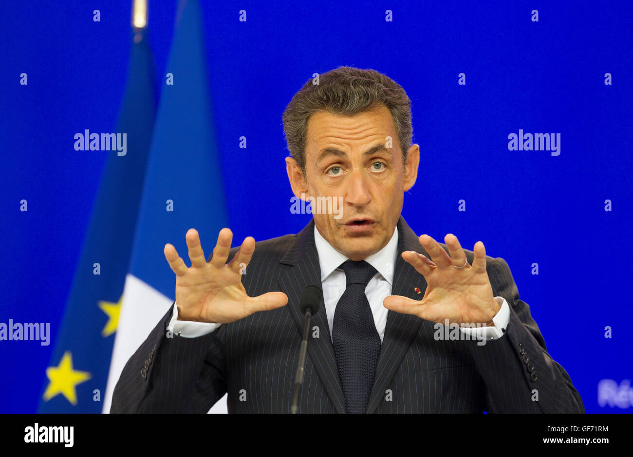 Nicolas Sarkozy parlando mano gesto faccia le mani Foto Stock