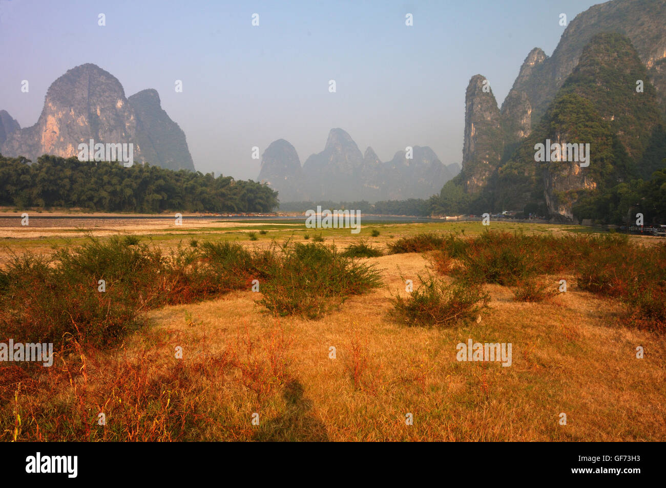 Il paesaggio sul fiume Weihe vicino a Yangshuo, Guangxi, Cina Foto Stock