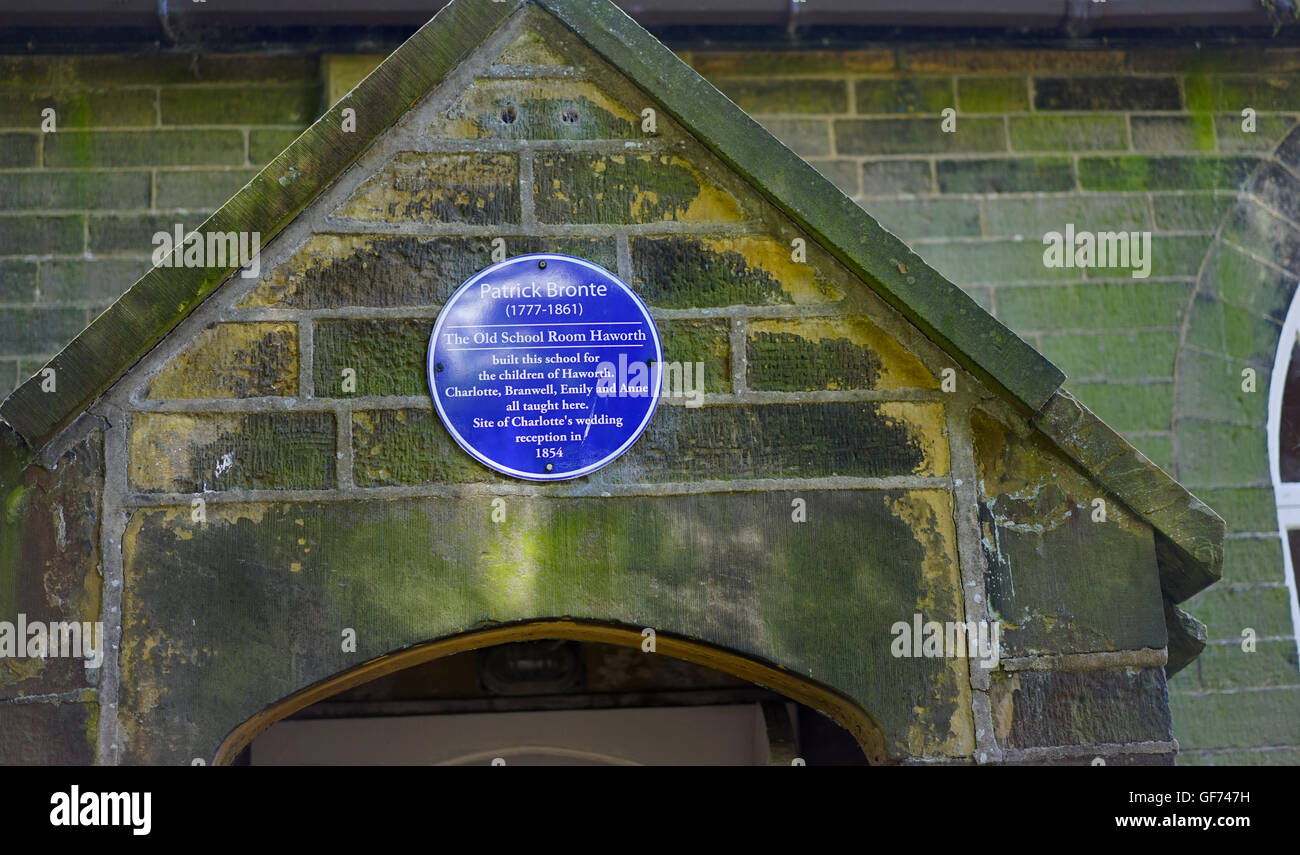 Targa blu per Patrick Bronte sulla vecchia scuola camera,Haworth,West Yorkshire, Inghilterra, Regno Unito. Foto Stock