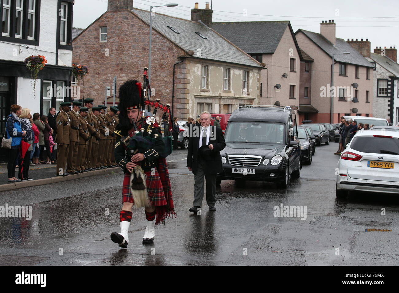 La folla lungo le strade come il trasporto funebre il corpo del caporale Josh Hoole passa attraverso la sua casa di città di Ecclefechan, vicino a Lockerbie in Scozia prima del suo funerale in Dumfries. Foto Stock